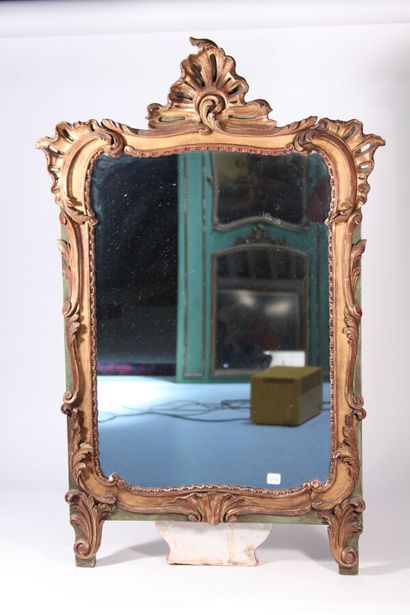 null Miroir, cadre en bois peint et doré à décor de coquilles mouvementées et feuillages

Style...