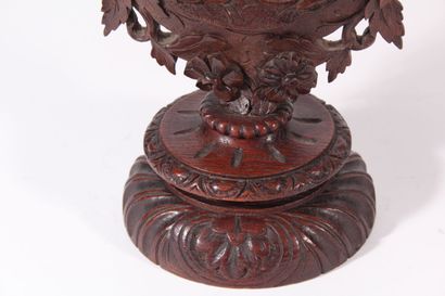 null Oval mirror, base and frame in carved wood with foliage and flowers in the Black...