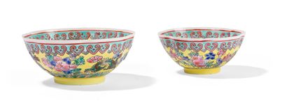 null Two small polychrome porcelain cups with flowers and dragons

China, Modern

H.:...