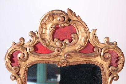 null Miroir en bois peint et doré à décor sculpté de coquilles mouvementées, enroulements...