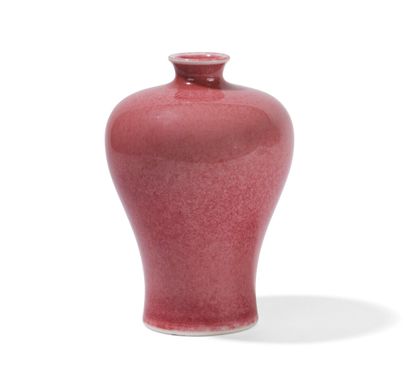 null Porcelain vase with pink background

Apocryphal mark under the base

China,...