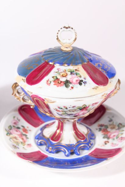 null Coupe couverte et son présentoir en porcelaine à décor polychrome de fleurs

XIXème...