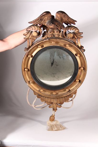 null Miroir circulaire en bois doré orné d'un rapace

XIXème siècle

H.: 74 cm, L.:...