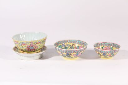 null Two small polychrome porcelain cups with flowers and dragons

China, Modern

H.:...