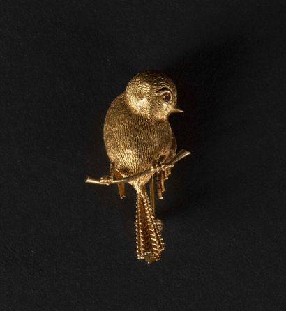 null Broche représentant un oisaeu branché en or jaune 750 millièmes guilloché, l'oeil...