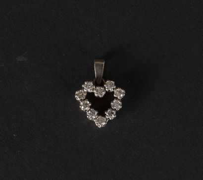null Pendant heart in yellow gold 750 thousandths set with ten diamonds of approximately...