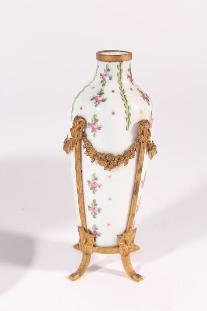 null Coupe couverte et son présentoir en porcelaine à décor polychrome de fleurs

XIXème...