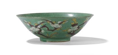 null Coupe en porcelaine émaillée vert, jaune et brun

Chine, époque Kangxi (1662-1722)

A...