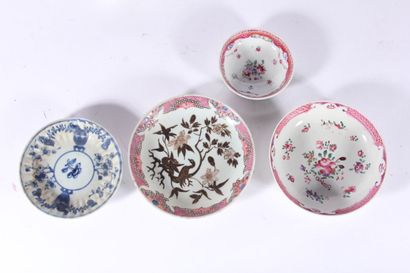 null Quatre coupes et soucoupes en porcelaine famille rose et bleu blanc

Chine,...