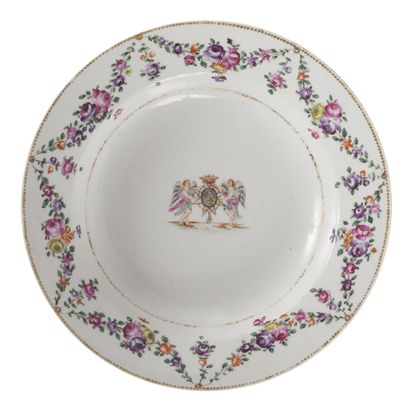 null Assiette armoriée en porcelaine famille rose

Chine, XVIIIème siècle

A décor...