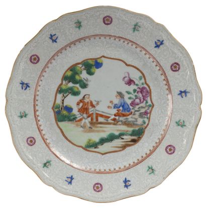 null Assiette en porcelaine polychrome 

Chine, circa 1770

La bordure chantournée,...