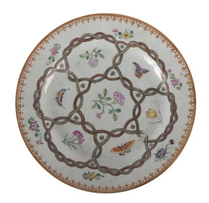 null Assiette en porcelaine famille rose

Chine, XVIIIème siècle

A décor de fleurs...