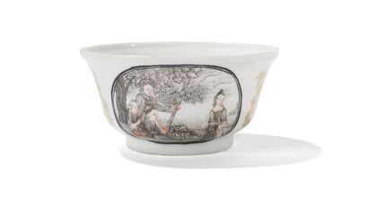 null Bol à thé couvert en porcelaine grisaille et or

Chine, fin du XVIIIème siècle

A...