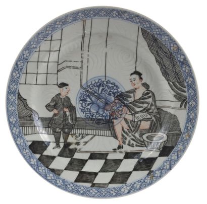 null Assiette en porcelaine bleu blanc et grisaille 

Chine, XVIIIème siècle

A décor...
