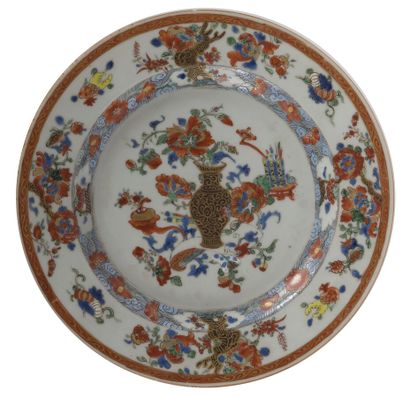 null Assiette en porcelaine polychrome

Chine, XVIIIème siècle

A décor central d'objets...