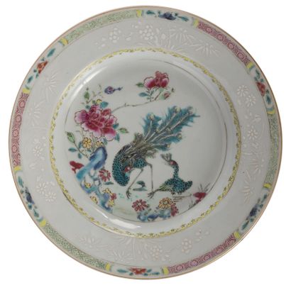 null Assiette en porcelaine famille rose

Chine, XVIIIème siècle

A décor central...