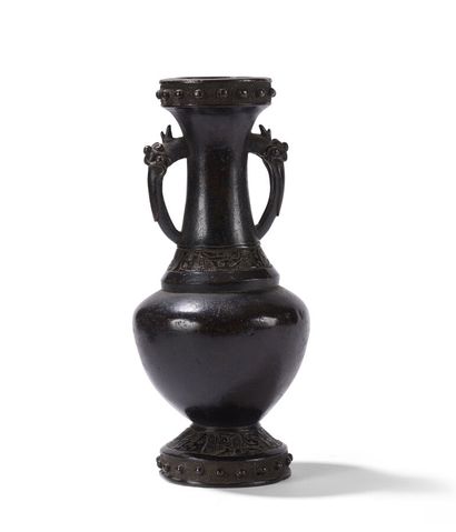 null Vase en bronze

Chine, dynastie Ming (1368-1644)

Balustre, le col et le pied...