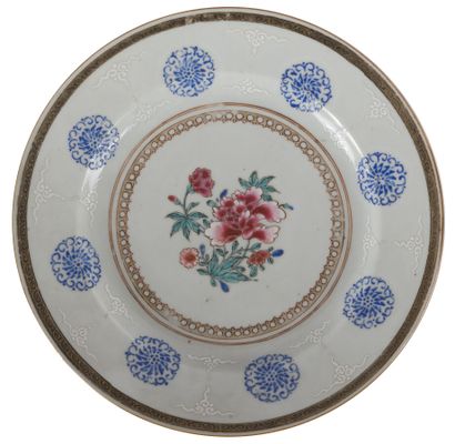 null Assiette en porcelaine famille rose

Chine, XVIIIème siècle

A décor central...