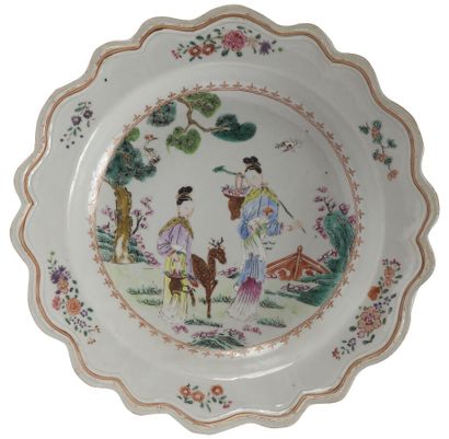 null Assiette en porcelaine famille rose

Chine, XVIIIème siècle

La bordure chantournée,...