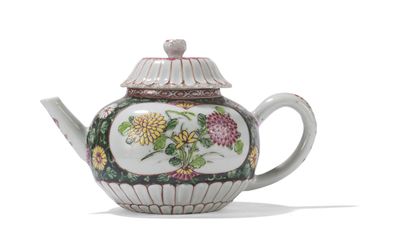 null Small covered teapot in famille rose porcelain

China, first half of the 18th...
