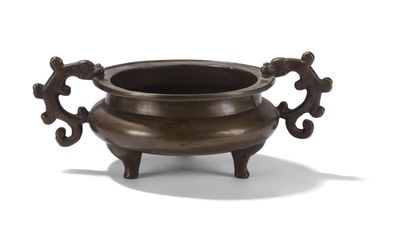 null Brûle-parfum tripode en bronze

Chine, XVIIIe/XIXe siècle

La panse bombée,...