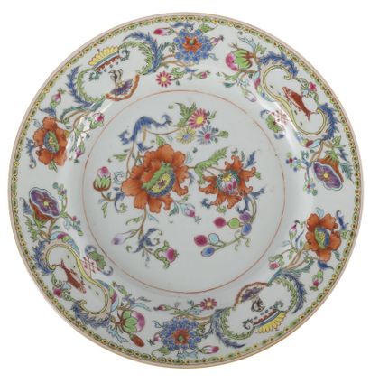 null Assiette en porcelaine rose à décor « Pompadour »

Chine, XVIIIème siècle

Décoré...