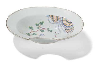 null Famille rose porcelain beard dish

China, 18th century

With birds and tree...