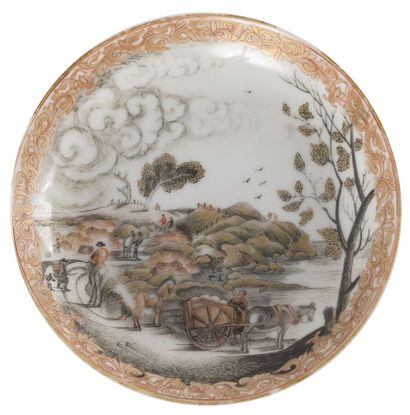 null Coupelle en porcelaine grisaille et rouge de fer

Chine, XVIIIème siècle

A...