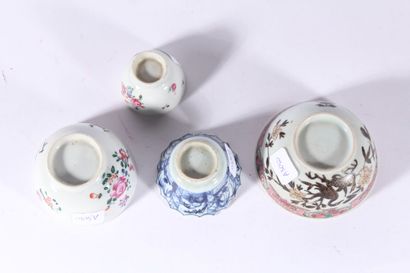 null Quatre coupes et soucoupes en porcelaine famille rose et bleu blanc

Chine,...