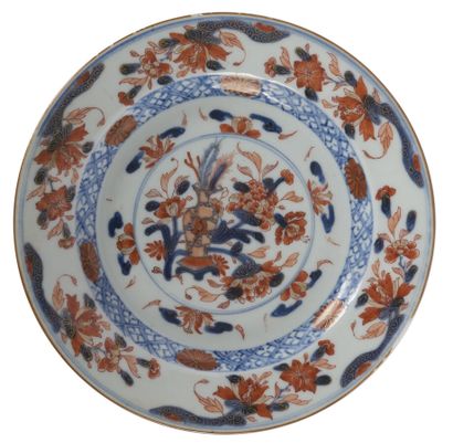 null Pair of Chinese Imari porcelain plates

China, 18th century

The pair with central...