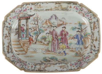 null Octagonal dish in famille rose porcelain

China, 18th century

Decorated with...