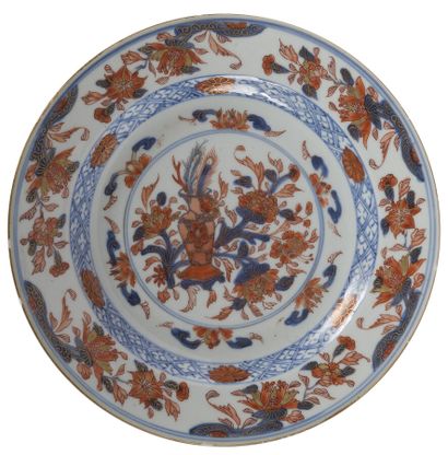null Pair of Chinese Imari porcelain plates

China, 18th century

The pair with central...