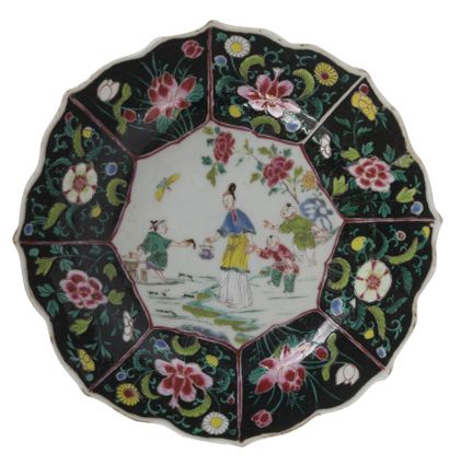 null Assiette en porcelaine famille rose sur fond noir

Chine, XVIIIème siècle

La...