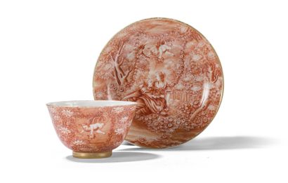 null Coupe et soucoupe en porcelaine rouge de fer

Chine, circa 1770

Reproduction...