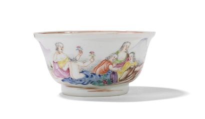 null Famille rose porcelain covered cup and tea bowl

China, 18th century

The cup...