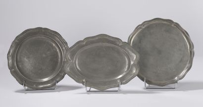 Table guard, plate and oval dish with moving...