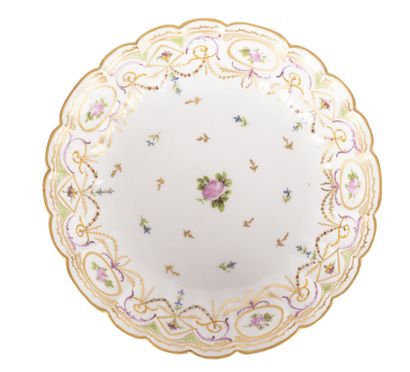null Bordeaux

Porcelain round compotier with contoured edge with polychrome decoration...