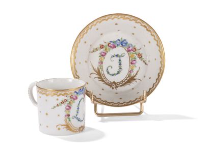 null Bordeaux 

Tasse litron et sa soucoupe en porcelaine à décor polychrome du monogramme...