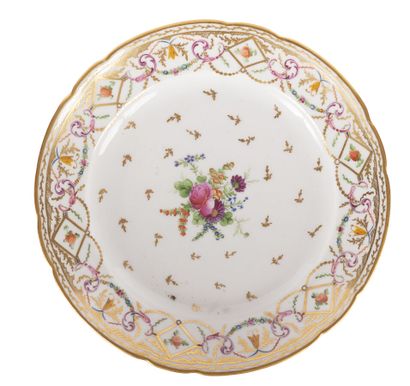 null Bordeaux

Plate with contoured edge in porcelain with polychrome decoration...