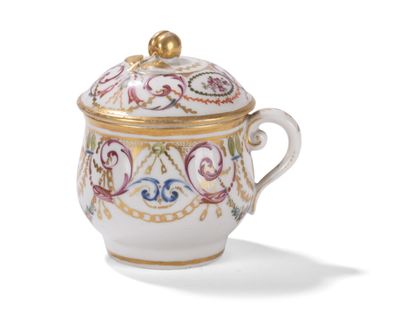 null Bordeaux

Pot à jus couvert en porcelaine à décor polychrome de fraises dans...