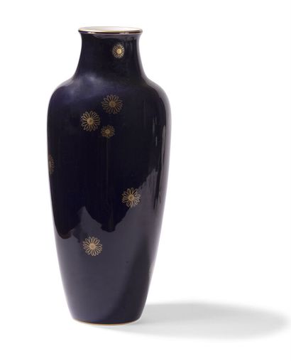 null Sèvres

Vasse oblong en porcelaine à décor de fleurs en or sur fond bleu.

Marqué...