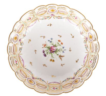 null Bordeaux

Porcelain round compotier with contoured edge with polychrome decoration...