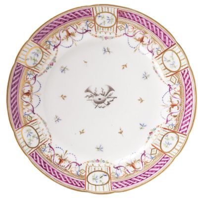 null Bordeaux

Plate with contoured edge out of porcelain with decoration in grisaille...