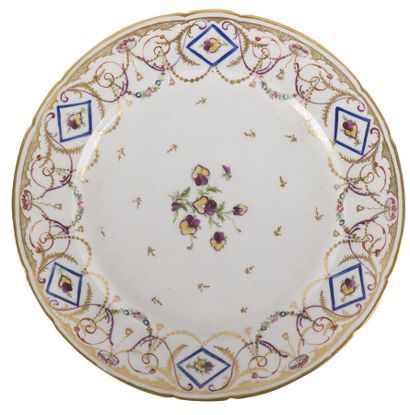 Bordeaux

Plate with contoured edge in porcelain...