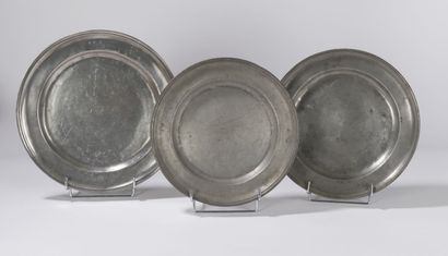 null SOISSONS - Trois plats à bord mouluré, poinçons de Thomas GODET, maître en 1698,...