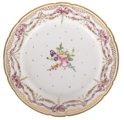 null Bordeaux

Plate with contoured edge in porcelain with polychrome decoration...