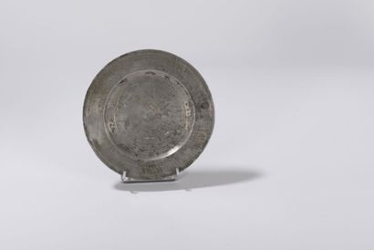  BORDEAUX - Small plate with flat wing, with lower rim. Marked : I D M surrounded...