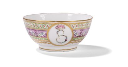 null Bordeaux

Bol en porcelaine à décor polychrome d'un monogramme sous une couronne...