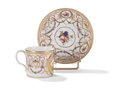 null Bordeaux

Porcelain cup and saucer with polychrome decoration of fruits in medallions...