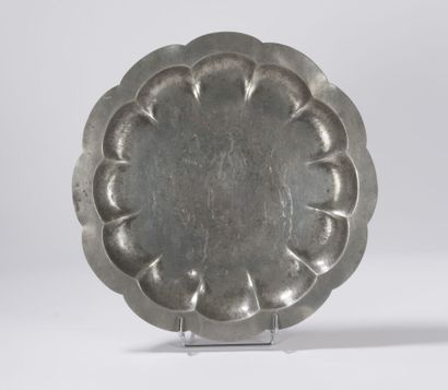 null Large dish in pewter brassware with polylobed outline, signed by Just ANDERSEN,...